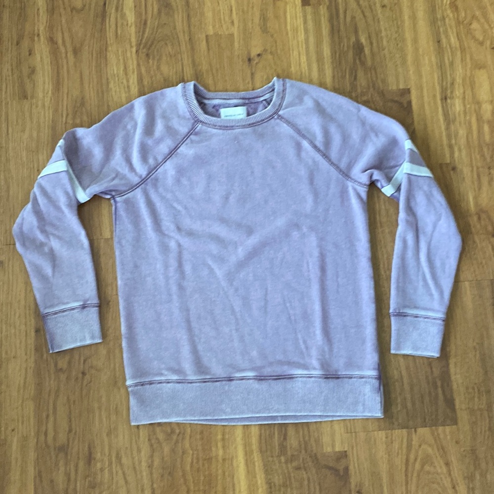 American Eagle faded purple Jegging Fit crewneck sweatshirt.